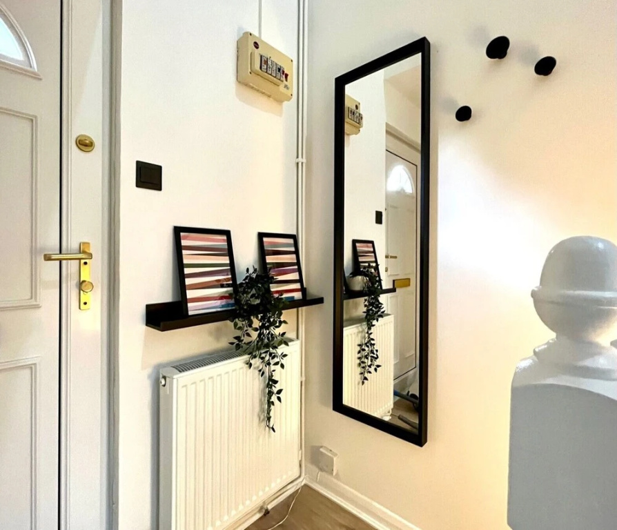 Charming Home Near Gatwick Airport