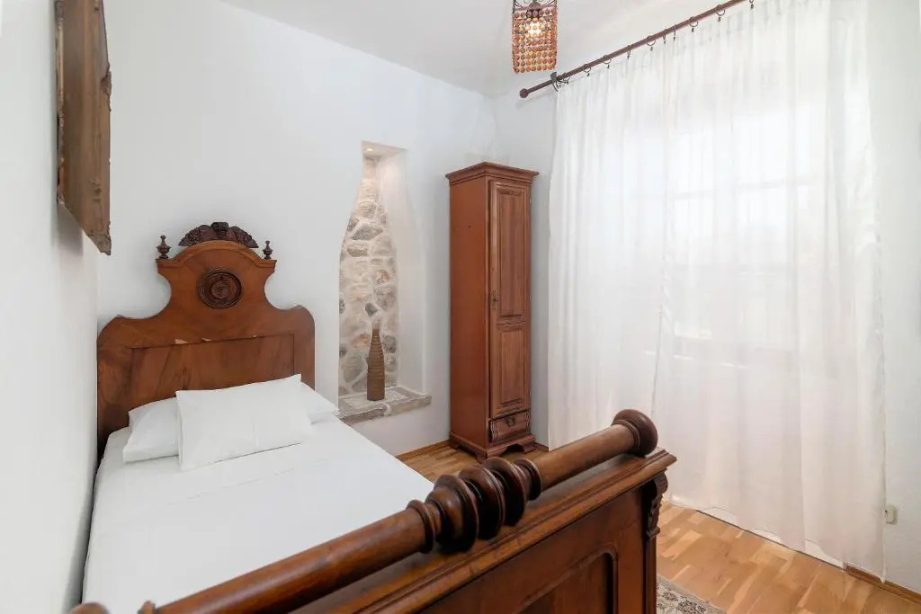 4 bedrooms seafront Villa LAURUS with heated pool for up to 8 people