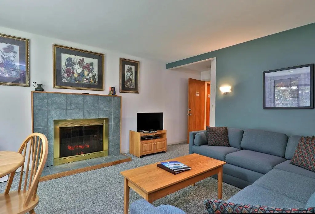 Cedarbrook Queen Suite 109