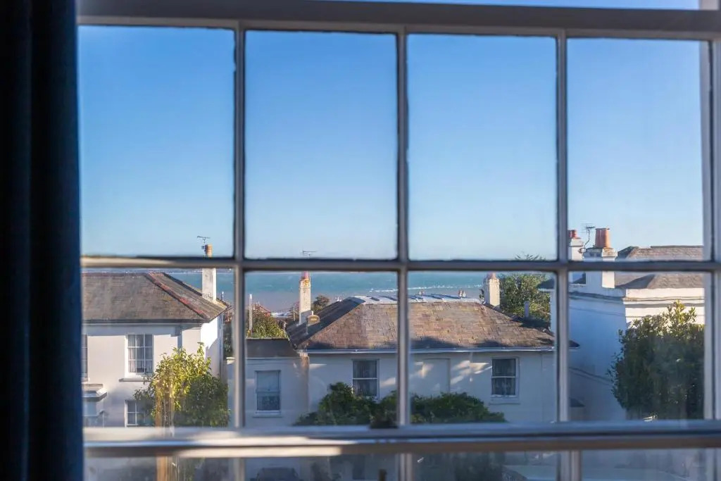 Elegant studio apt nr beach & shops with parking