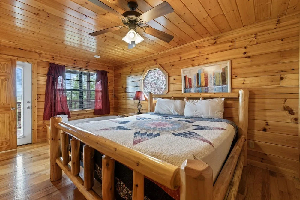 Panoramic View 6 Bedroom Cabin by RedAwning