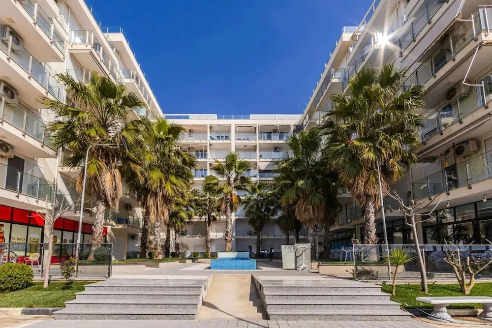 Beachfront Apartment With Pool Access
