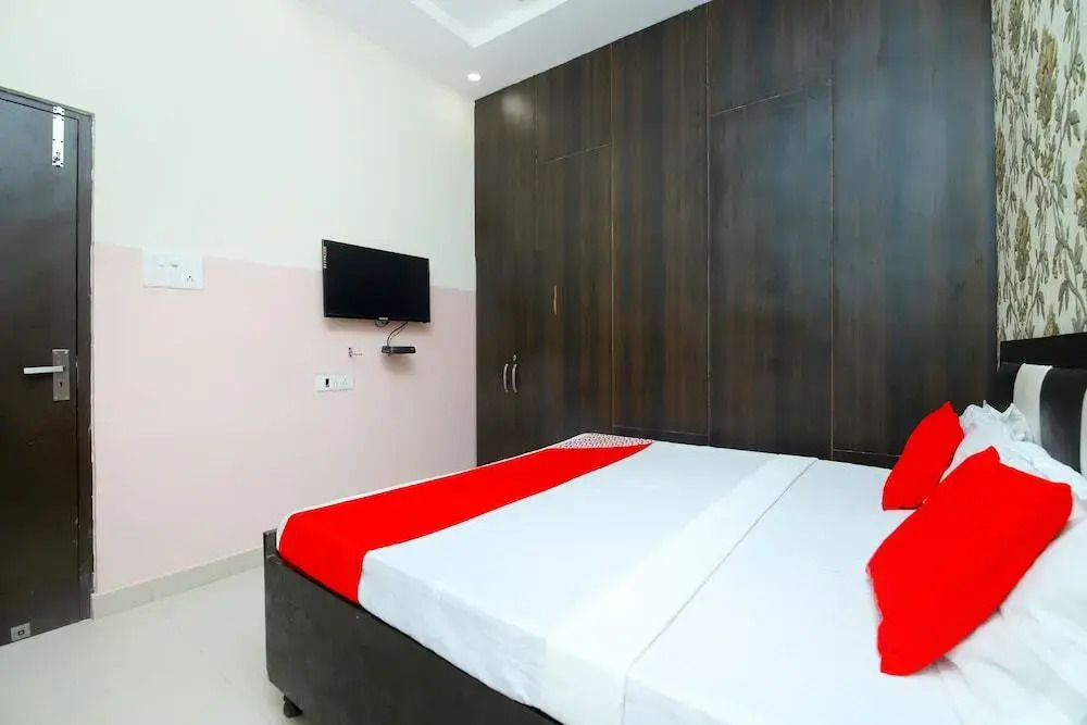 Hotel R2d by OYO Rooms