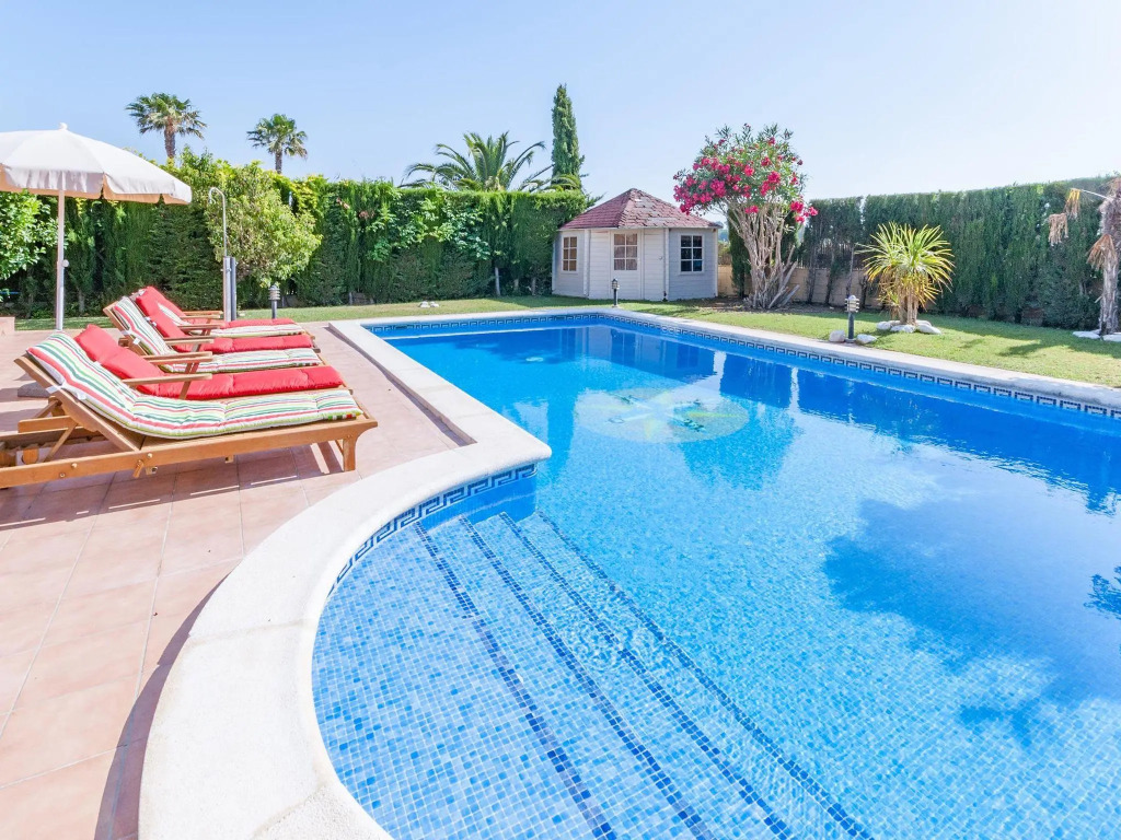 Fantastic holiday home for 14 persons in Sant Pere Pescador with private pool