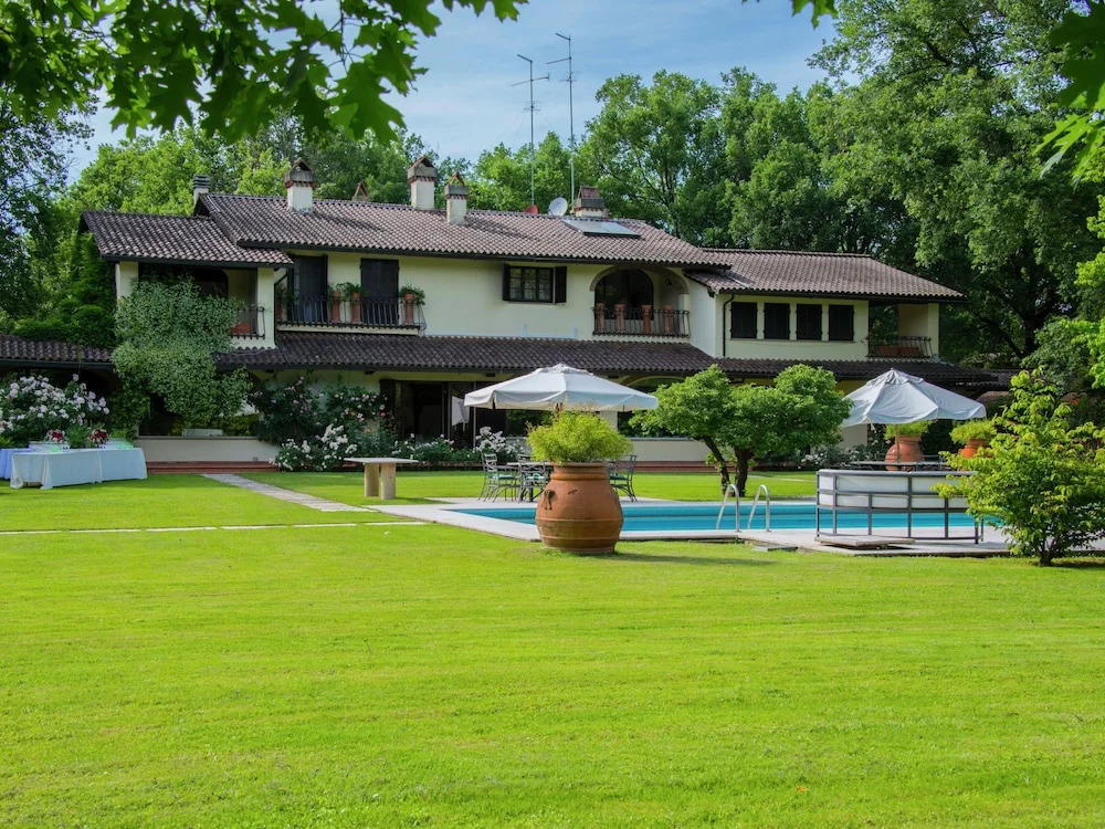 Stunning Villa in Badia Al Pino with Swimming Pool