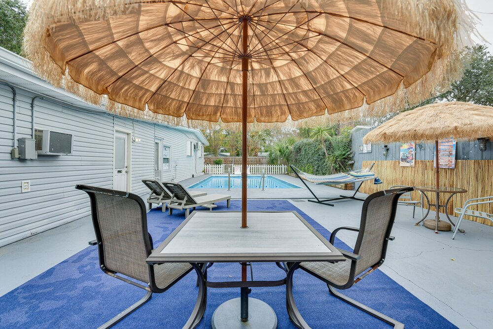 Fort Walton Beach Studio: Shared Pool & Beach Bar!
