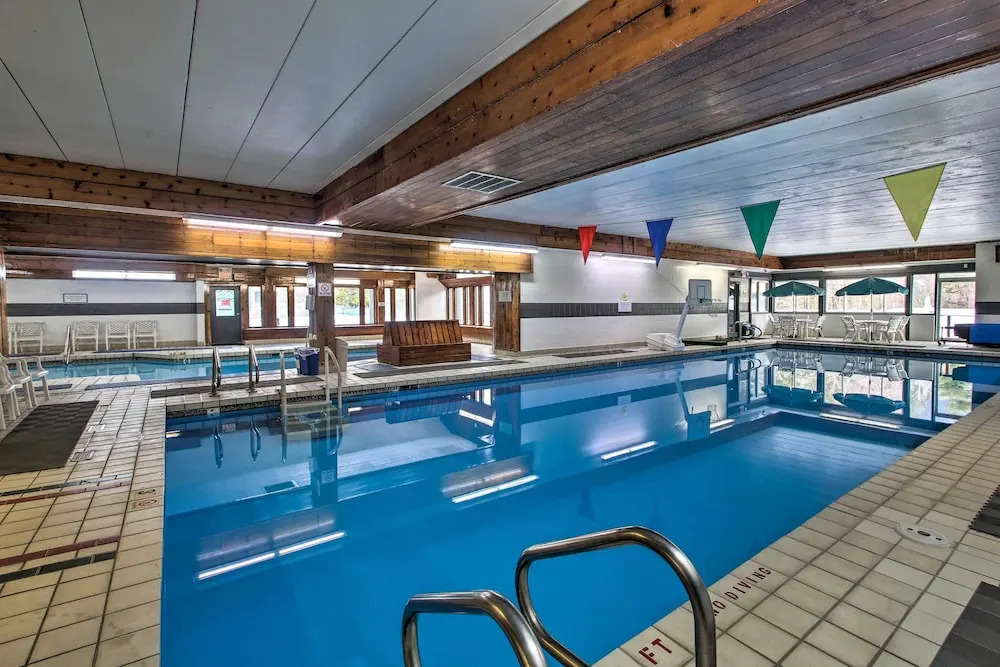 Updated Loon Townhome w/ Mtn Views & Ski Shuttle!