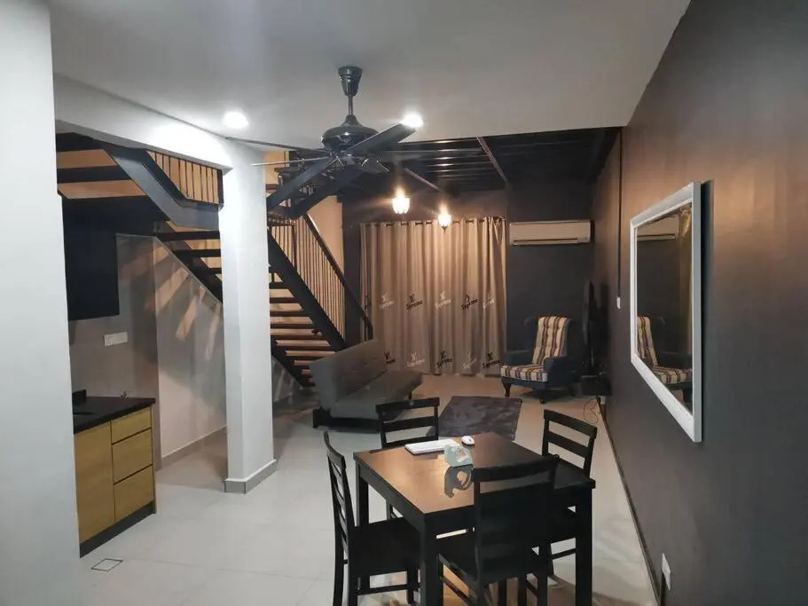 Duplex Apartment Lakeview - Free Netflix & WiFi