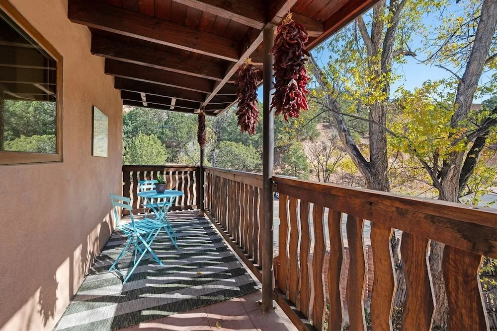 Dancing Hare - Colorful and Inviting Tesuque Home Right Next to Bishop`s Lodge
