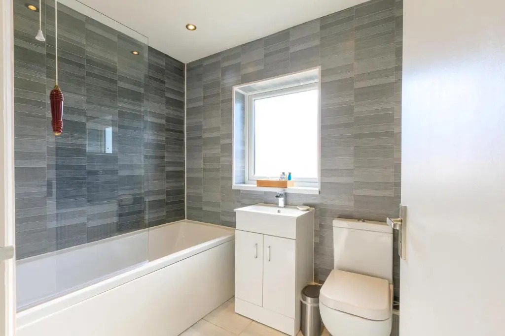 Cottage sleeps 6 within 5 mins from the sea