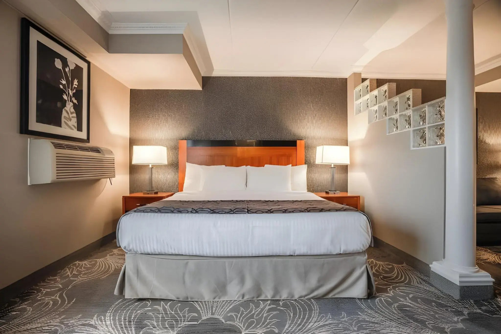 Monte Carlo Inn Barrie - Newly Renovated