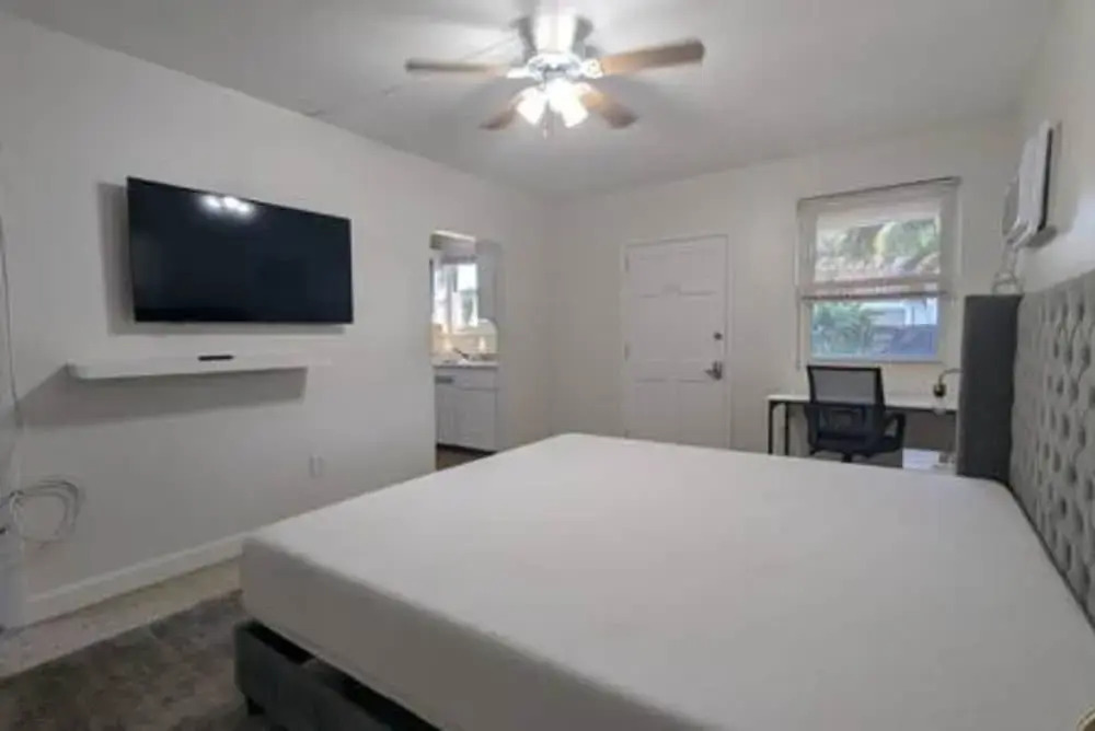437 NE 107th Pool Hot Tub Patio 5 Bedrooms 3 Baths Parking