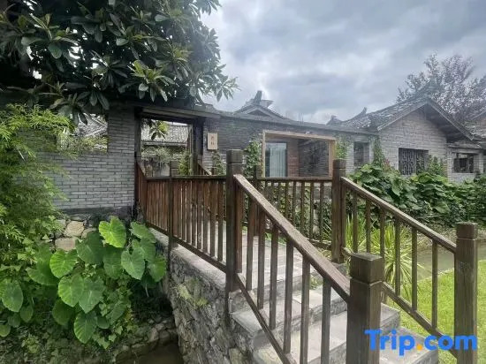 Future Homestay （Xingyi Wanfenglin Store）