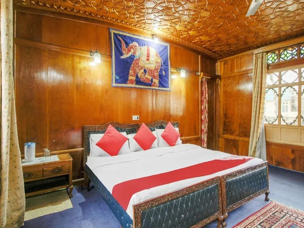 Maharaja palace houseboat