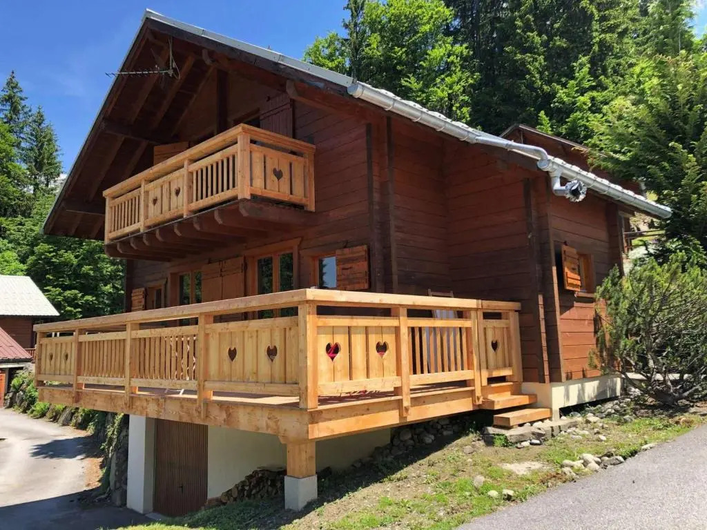Chalet équipé avec poêle et garage, proche centre et remontées mécaniques - FR-1-572-107