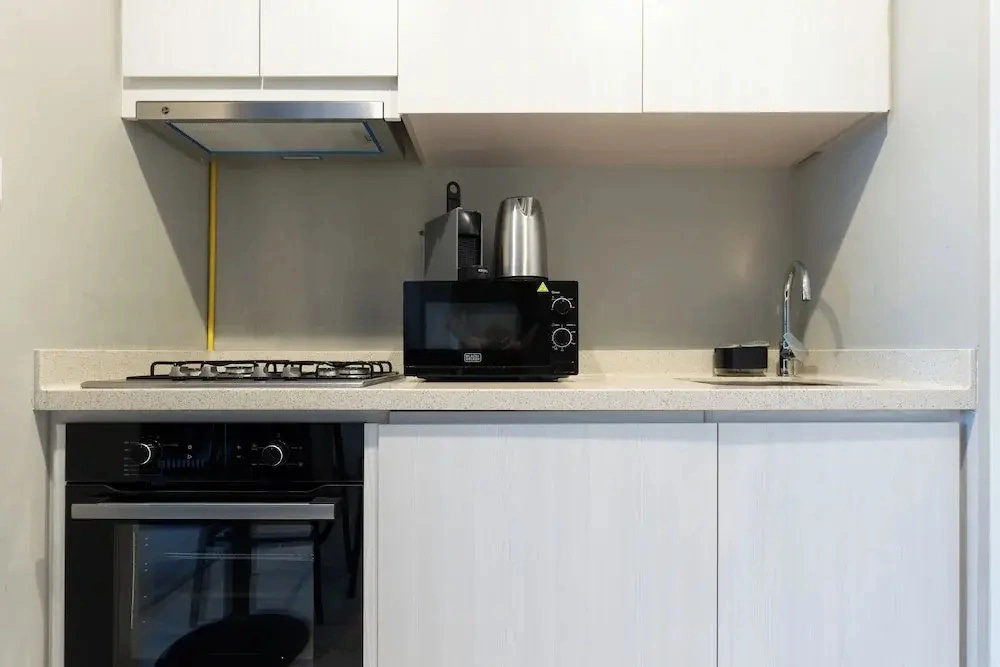 KeyRock Living - Elegant Lake View Apt