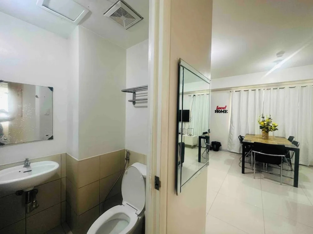 Spacious Central Davao City Getaway - Spacious Apartment With Shared Pool
