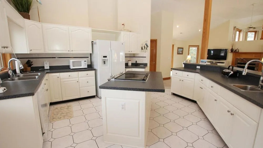 Footprints by the Sound - 5 Br Home