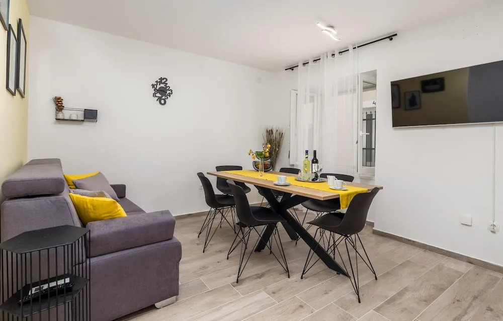 Beautiful Home in Pag With Wifi and 4 Bedrooms