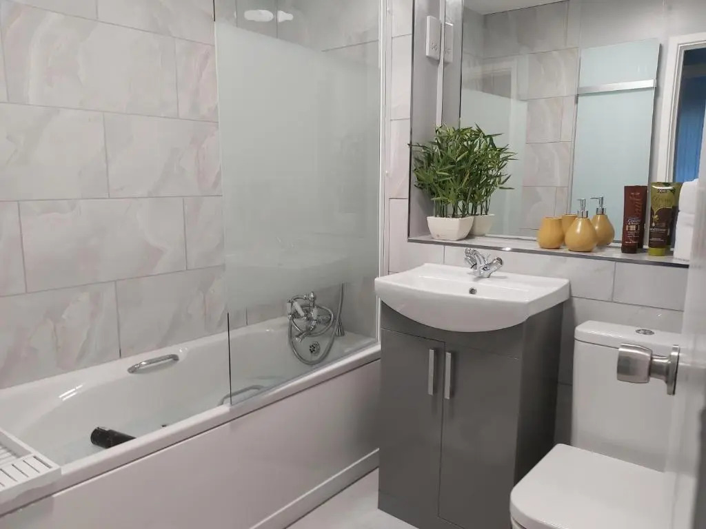 The Maltings - Huku Kwetu Dunstable - Spacious Business Travellers- 2 Bedroom 2nd floor Serviced Apartment -Private Parking- Free Wifi