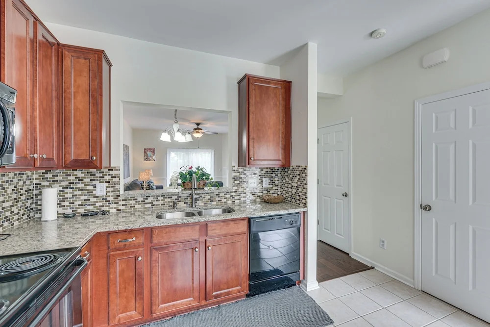 Dog-friendly Townhome w/ Patio in Charlotte Area!