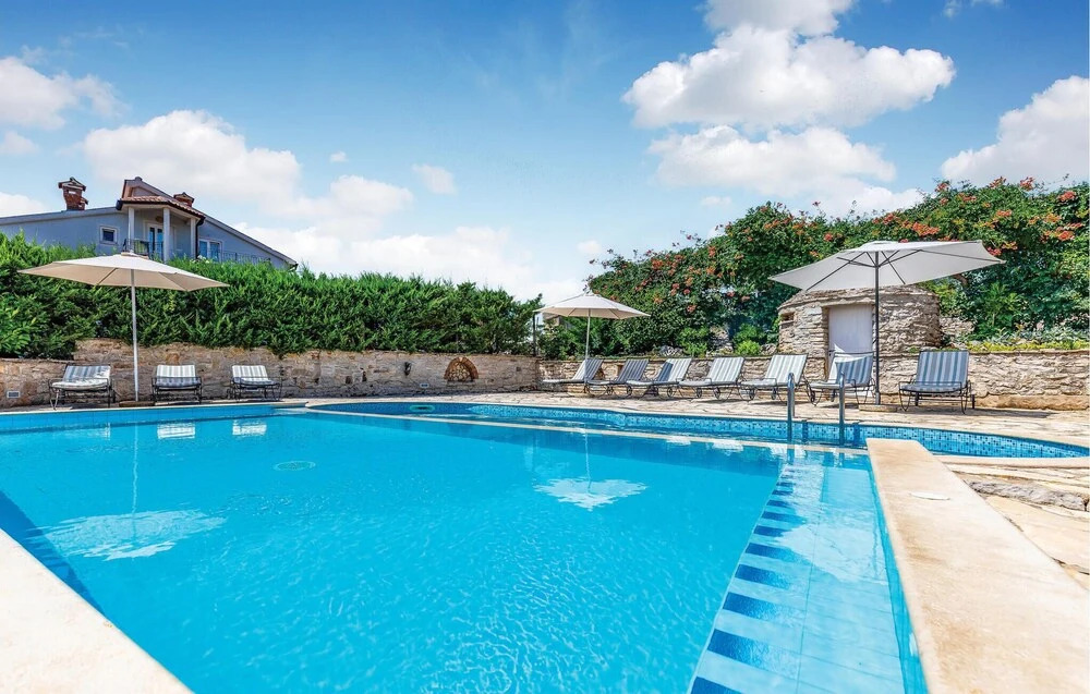 Beautiful Home in Brnobici With 4 Bedrooms, Wifi and Outdoor Swimming Pool