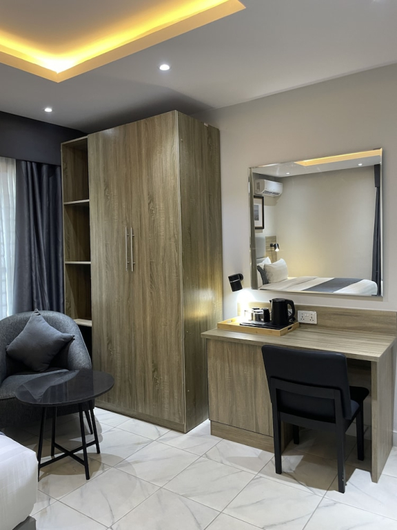Ringruby Hotel, Oladipo Bateye
