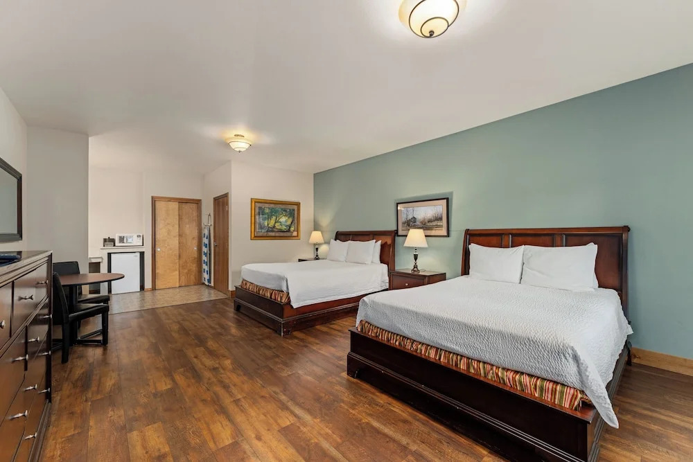 Redwood Hyperion Suites
