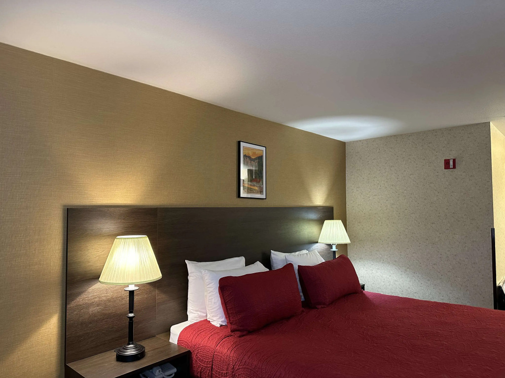 Eagle's View Inn & Suites
