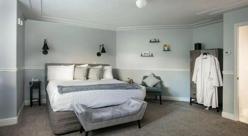 Hounds Tooth Inn