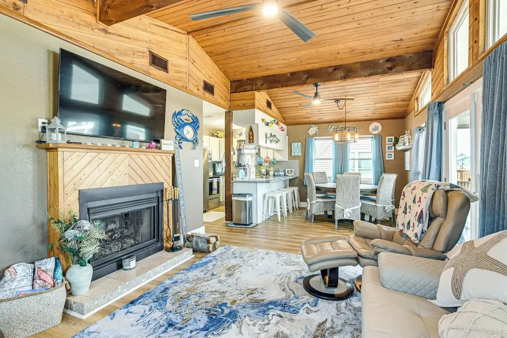 Fish, Crab, Unwind! Canal-front Gem in Galveston