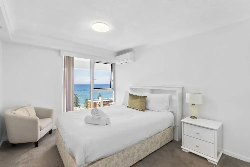 Burleigh Headland 2 Bedroom Stay, just a stones throw from the beach!