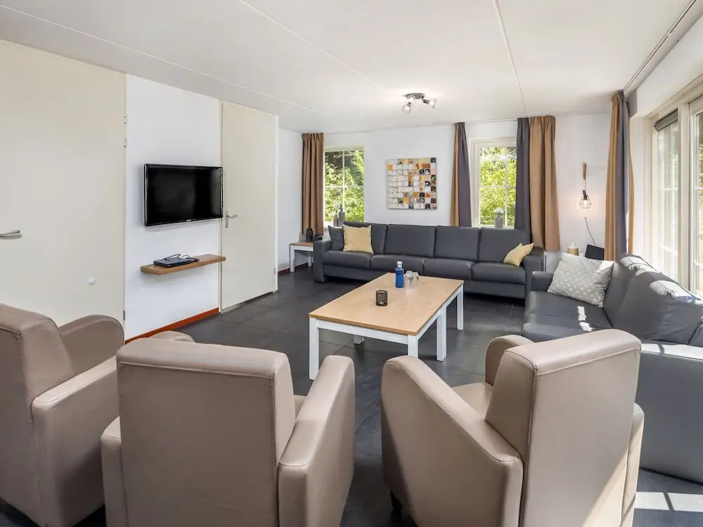 Spacious Home With a Whirlpool and six Bathrooms, in Twente