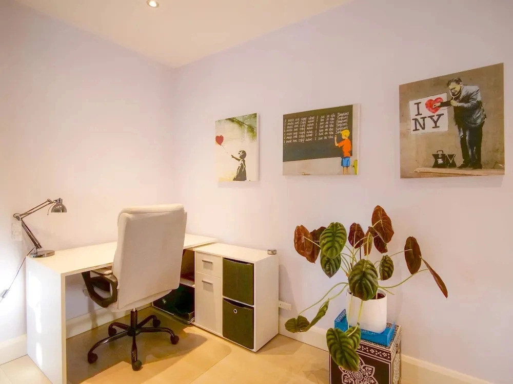 Apt w Garden Oasis in Finchley