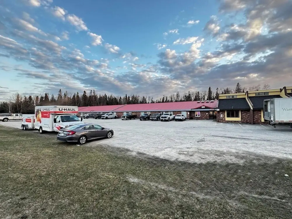 Zero - 100 Motor Inn