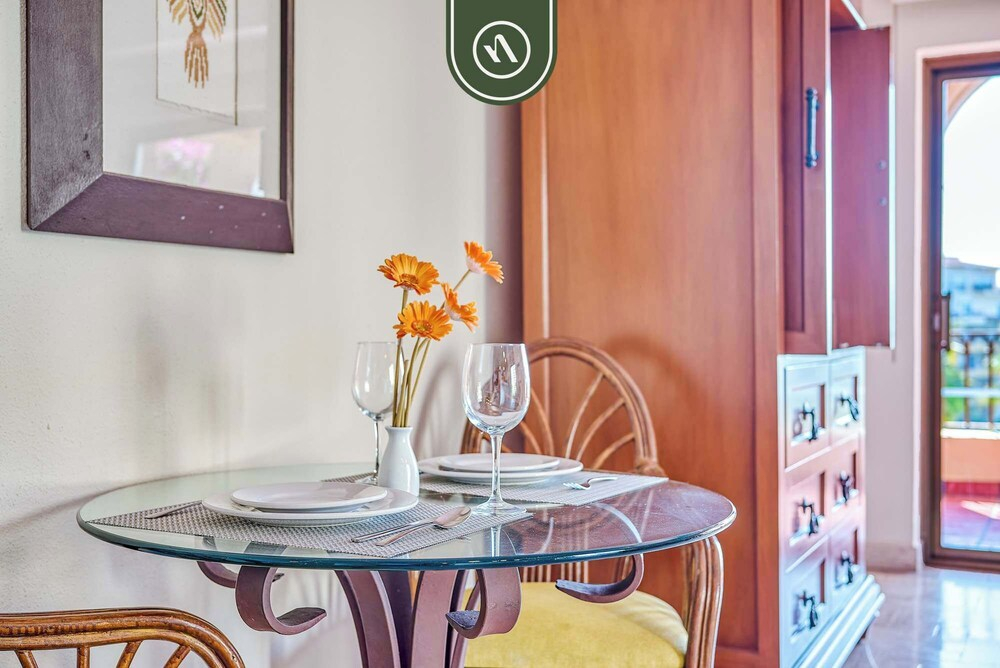 Beachfront 2 BR Condo - Beach - Pools - Tennis
