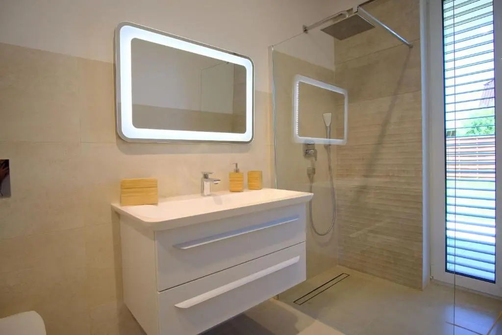 Max White Apartments