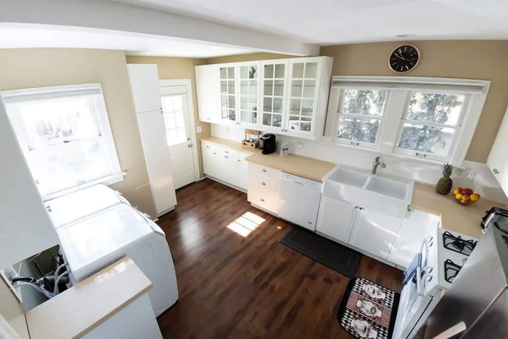 QUAINT UPDATED 2-BEDROOM HOUSE IN GLENDALE  (p2)