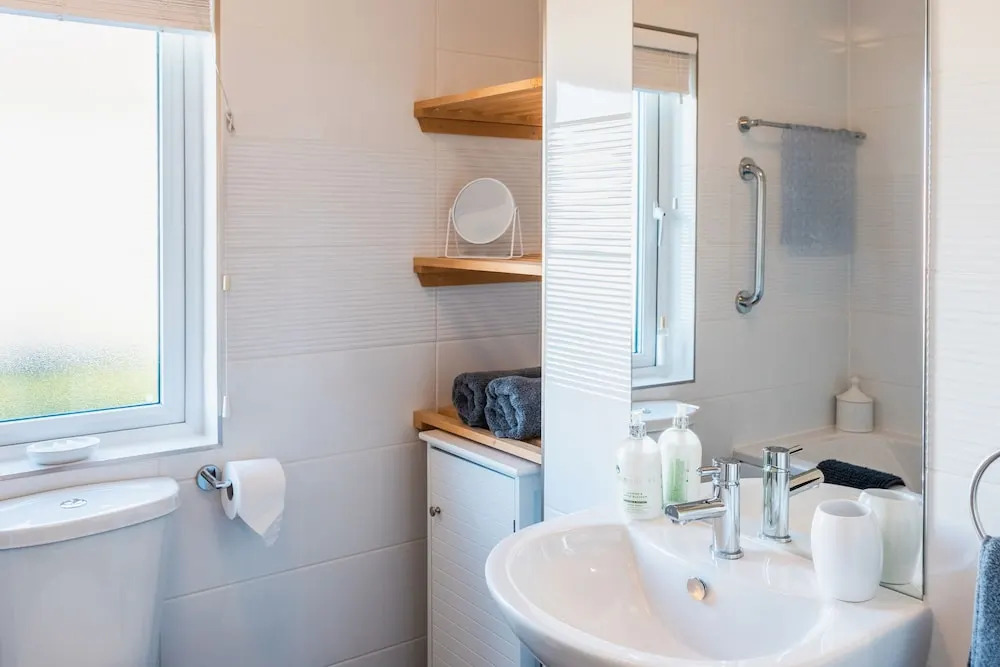 St Helens 2-bed Lodge, Sleeps 4, Pets Ok & Pool