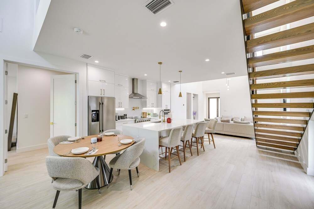 3 Mi to Naples Beach: Chic Group Getaway w/ Pools!