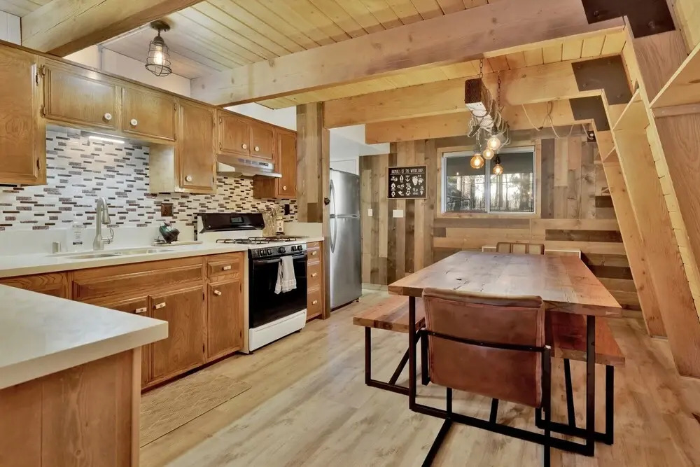 2190-fox & Bears Retreat 4 Bedroom Home by RedAwning