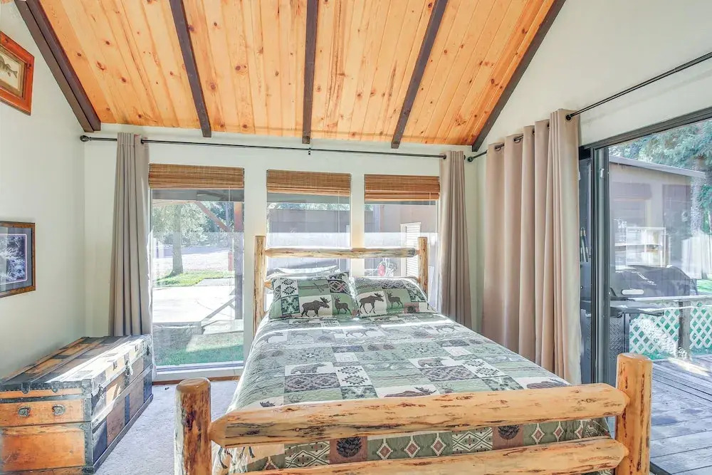 1 Mi to Dtwn Libby: Peaceful Home w/ Creek Access!