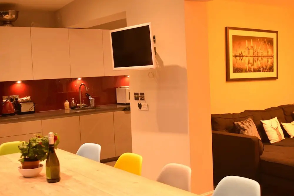 3 Bedroom House With Garden in Battersea