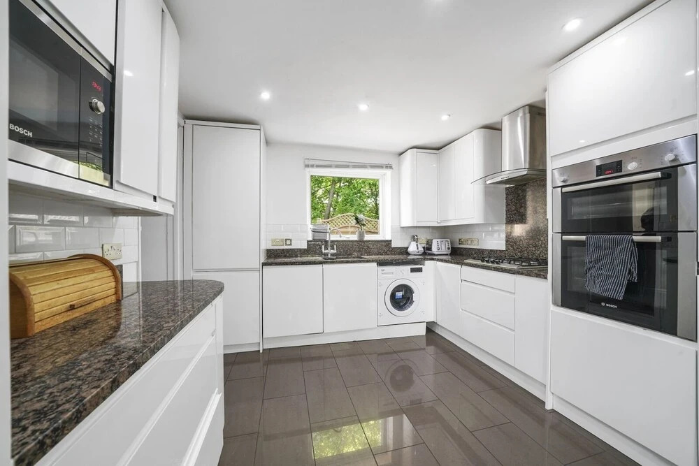 House - Sleeps 8 & on-site parking