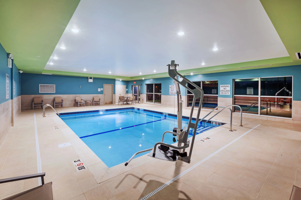 Holiday Inn Express & Suites - Lenexa - Overland Park Area by IHG