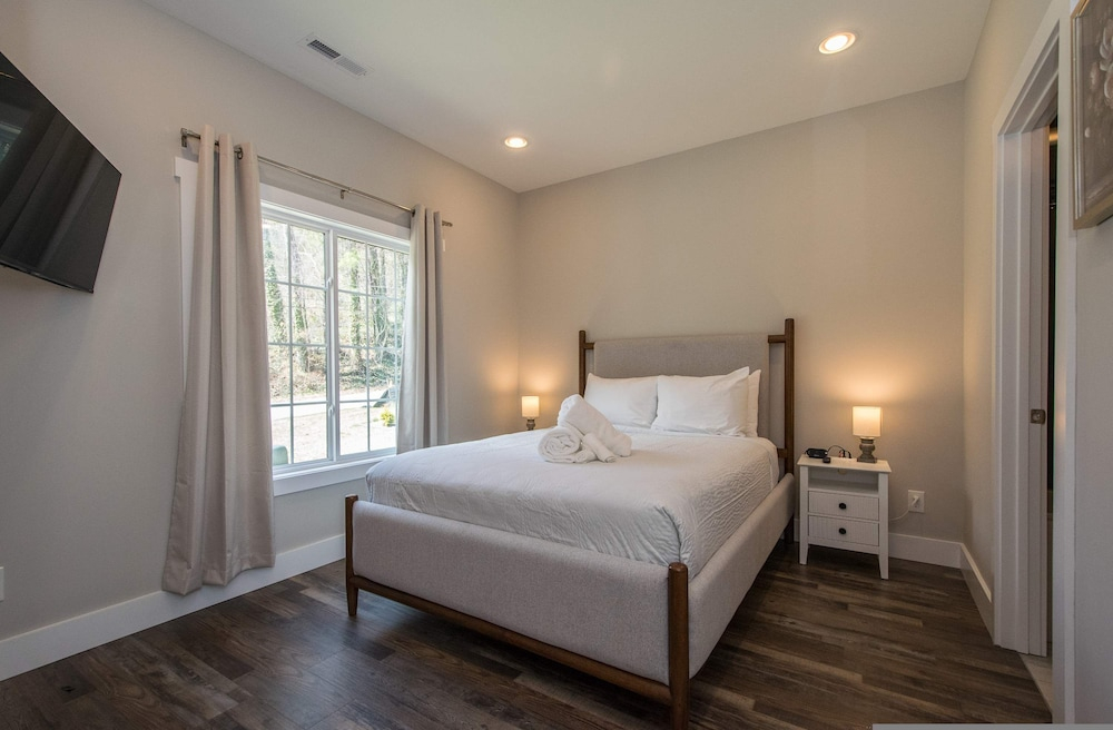 Hendersonville Duplex Sleeps 8 Free Tix