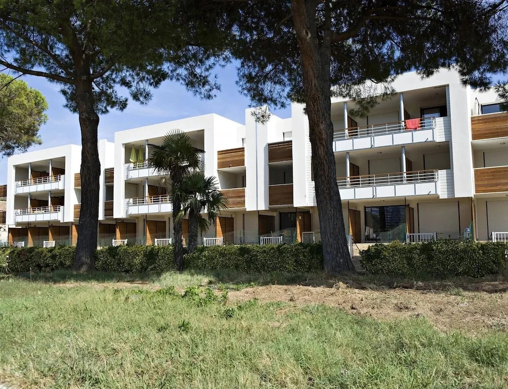 Spacious Marina Stay for Six