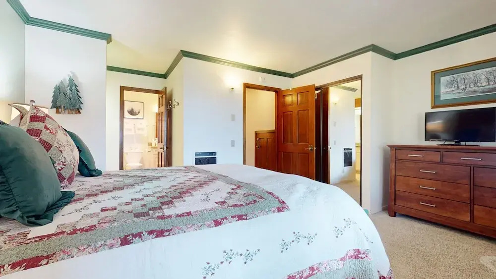 Meadow Ridge 28 Spacious and Secluded, Private Washer Dryer, Close to Eagle by RedAwning
