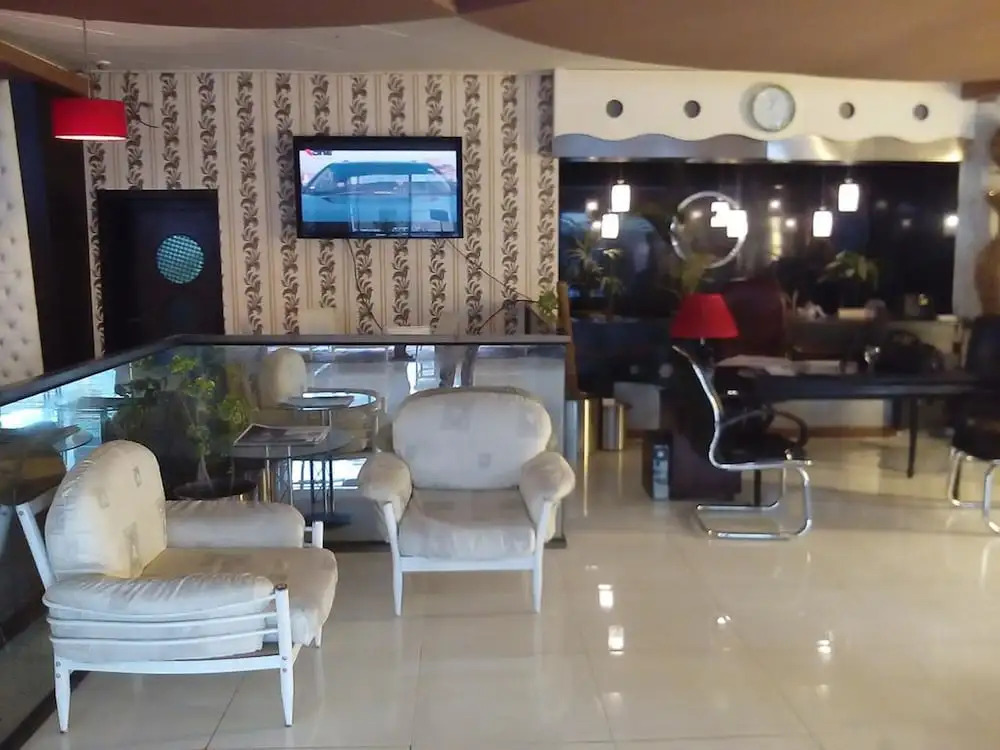 Hotel Leader's Inn