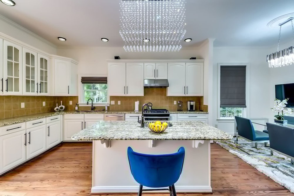 Luxe Gated Fenced Buckhead 6BD 8 5bth Sleeps 12